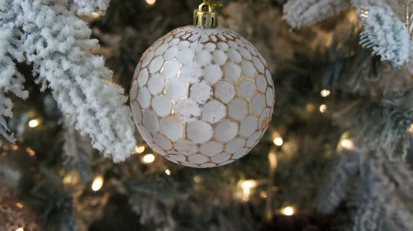 Bola en un árbol de Navidad, juguete árbol de Navidad —  Fotos de Stock