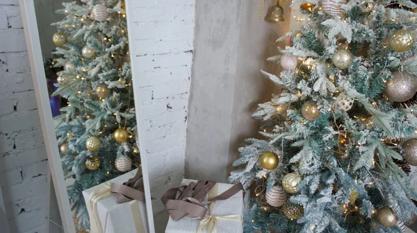 Aynaya yansıyan Noel ağacı. Noel arşivi.