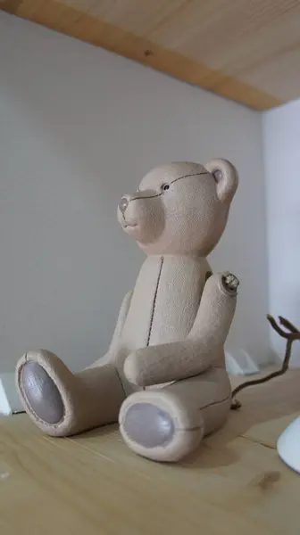 Urso de brinquedo, urso de lembrança na prateleira. — Fotografia de Stock