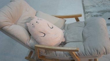 Sallanan sandalyede yumuşak bir oyuncak