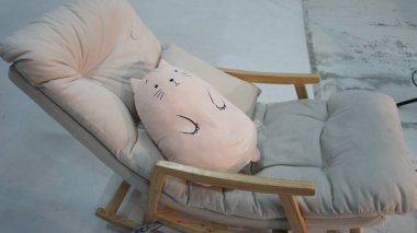 Sallanan sandalyede yumuşak bir oyuncak