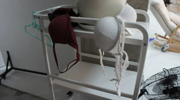 İç çamaşırı, rafta sütyen.