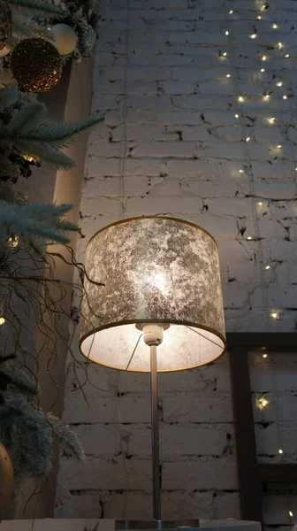Vánoční interiér, lampa, svícen, šťastný nový rok — Stock fotografie