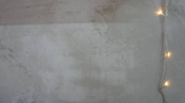 Çelenkli, desenli arka plan gri duvarı