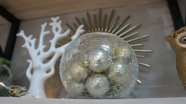 Altın küreli kristal vazo, iç dekorasyon.