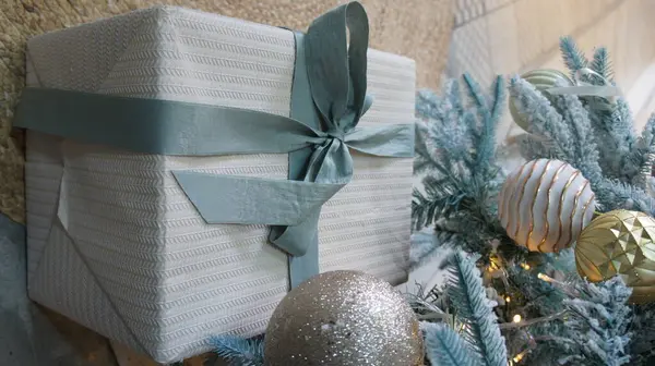 Ağacın altında yeni yıl hediyeleri. Mutlu Noeller.