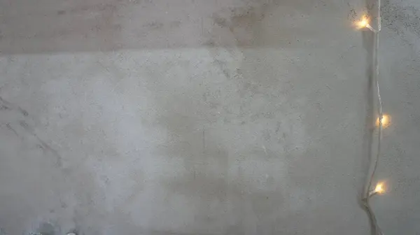 Çelenkli, desenli arka plan gri duvarı