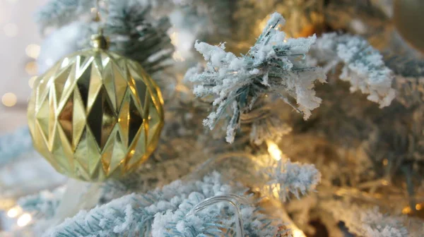 Noel ağacında bir top, Noel ağacı oyuncağı