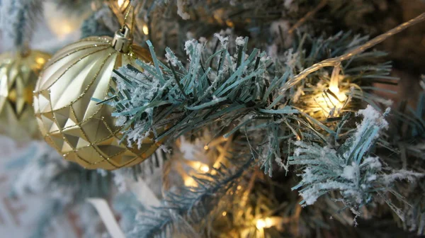 Noel ağacında bir top, Noel ağacı oyuncağı