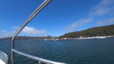 Denizde tekne gezisi, dalgalar, su treni