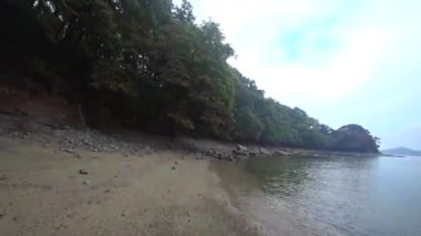 Deniz boyunca sahil boyunca yürü.