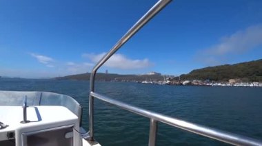 Denizde tekne gezisi, dalgalar, su treni