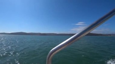 Denizde tekne gezisi, dalgalar, su treni