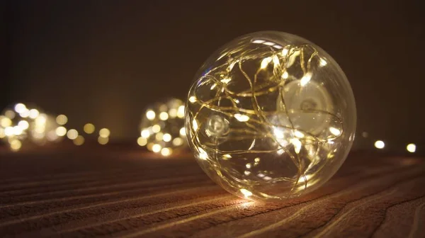 ガーランド、輝くガラスボール、休日の家の装飾 — ストック写真