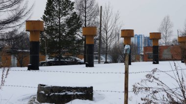 Garajlı sanayi bölgesi, kış mevsimi, borular