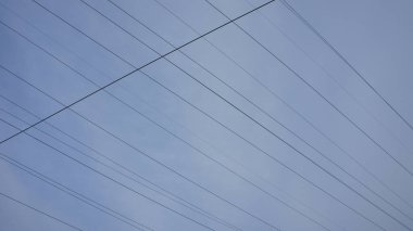 Gökyüzünün arka planında elektro dişli hattı, kablolar