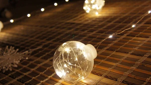 Oda dekorasyonu, parıldayan toplar, duvarda çelenk.