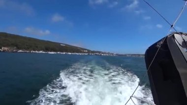 Teknenin arkasında bir su treni, denizde bir tekne gezisi..