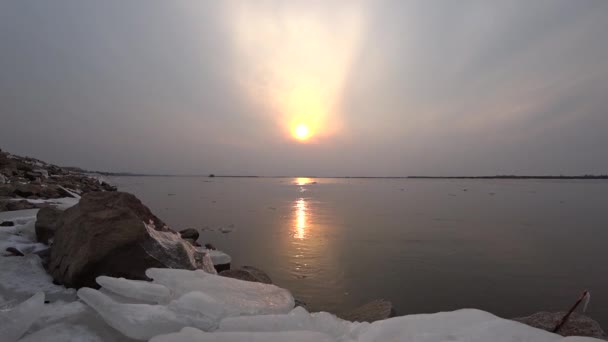 Hermosa puesta de sol espacio sobre el río, la deriva de hielo en el río — Vídeos de Stock