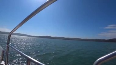 Denizi bir tekneyle gezeriz, dalgalarla seyahat ederiz.