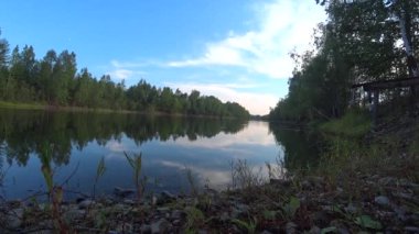 Orman gölünün kıyısında dinlenme, akşam gölünde sessizlik.