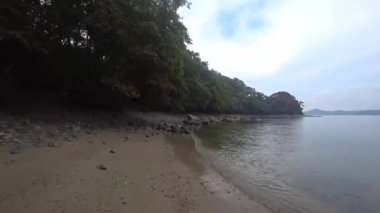 Deniz kıyısında yürü, deniz kıyısında yürü.