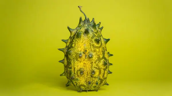 Kiwano, Afrika salatalığı, sarı arka planda sebze.