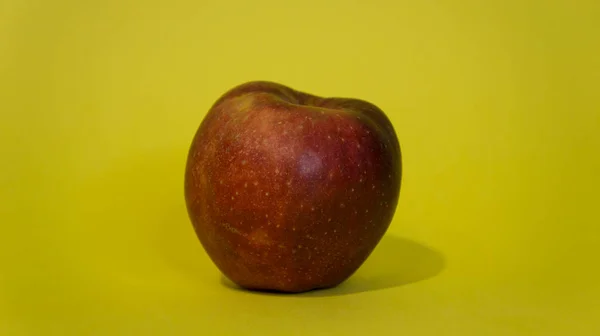 Sarı arka planda kırmızı elma, büyük elma, meyve