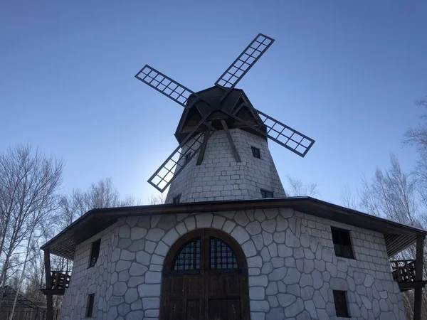 Ancien moulin, style rustique, traditions du vieux village — Photo