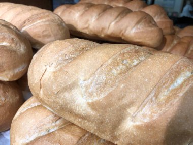 Pişmiş yiyecekler, taze pişmiş yiyecekler. Fırında ekmek var..