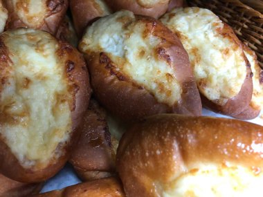 Pişmiş yiyecekler, taze pişmiş yiyecekler. Fırında ekmek var..