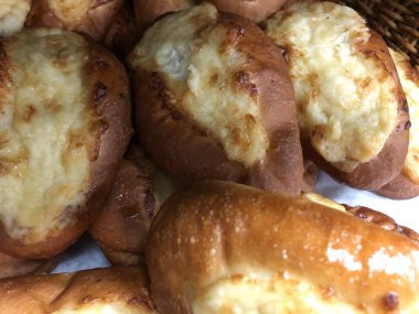 Pişmiş yiyecekler, taze pişmiş yiyecekler. Fırında ekmek var..