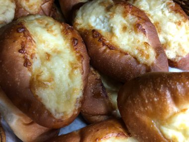 Pişmiş yiyecekler, taze pişmiş yiyecekler. Fırında ekmek var..