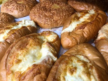 Pişmiş yiyecekler, taze pişmiş yiyecekler. Fırında ekmek var..