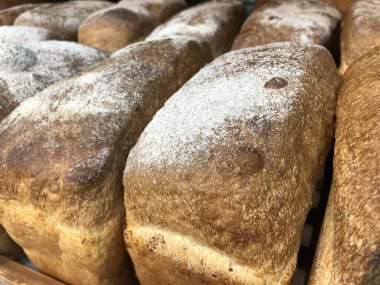 Pişmiş yiyecekler, taze pişmiş yiyecekler. Fırında ekmek var..