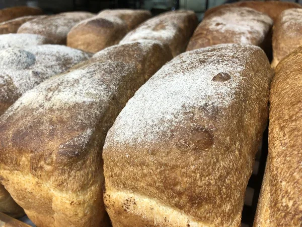 Pişmiş yiyecekler, taze pişmiş yiyecekler. Fırında ekmek var..