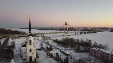 Ekim köprüsü Sheksna Nehri üzerinden Cherepovets şehrine 