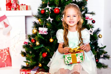 Hediye ile mutlu kız. Noel Kutlamaları