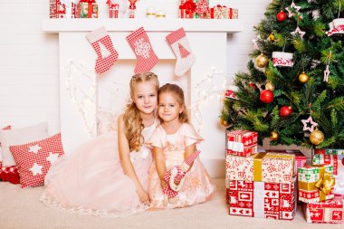 Noel kutlamaları. Noel çorap ile şömine yakın kızlar