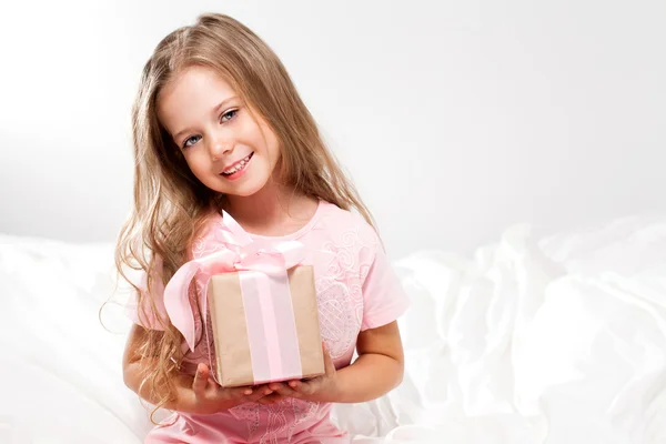 Mutlu kız pembe hediye kutusu ile