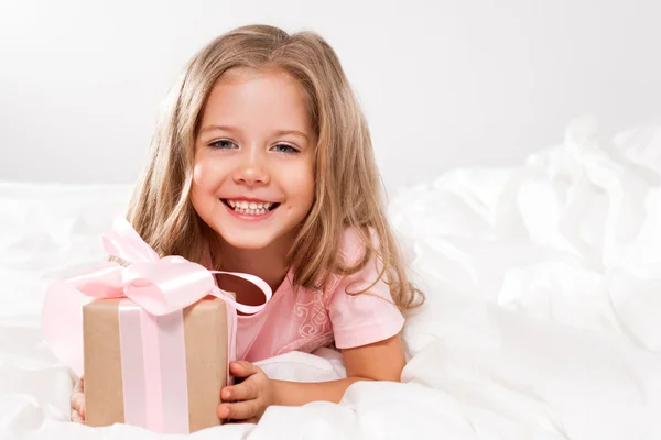 Mutlu kız pembe hediye kutusu ile