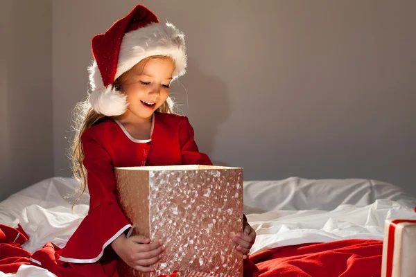 sihirli kutu ile kız