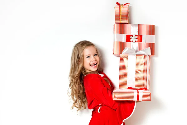 Kırmızı hediye kutuları ile mutlu kız