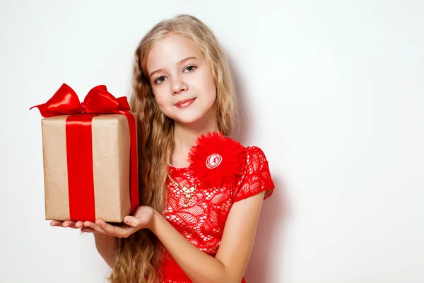 Hediye kutusu ile mutlu sarışın kız