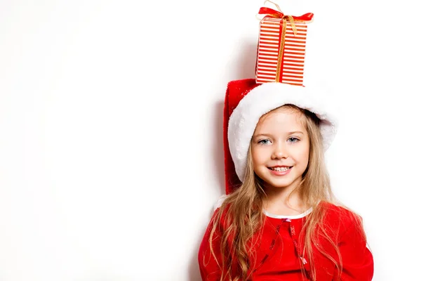 Kafasındaki bir hediye kutusu ile mutlu kız