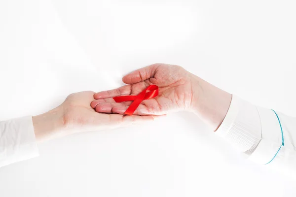 손에 빨간 에이즈 인식 리본 — 스톡 사진