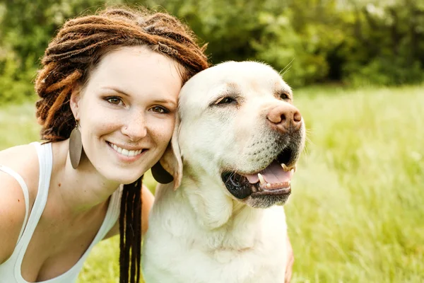 Labrador evde beslenen hayvan açık olan dreadlocks ile mutlu kız