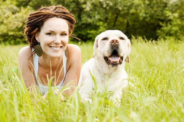 Labrador evde beslenen hayvan açık olan dreadlocks ile mutlu kız