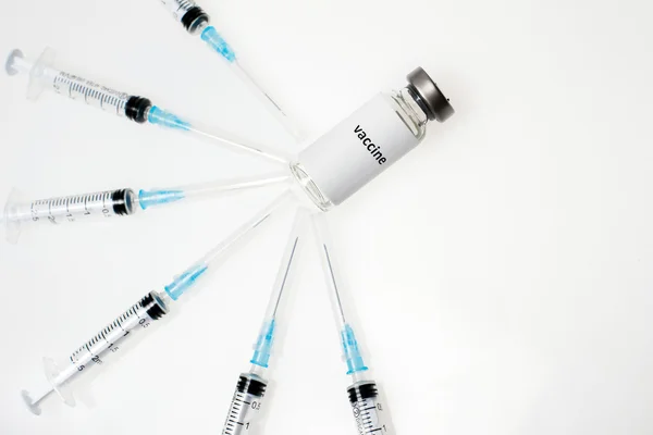 Şırınga ve aşı ile kapsül elinde tutan doktor. Aşı. Grip