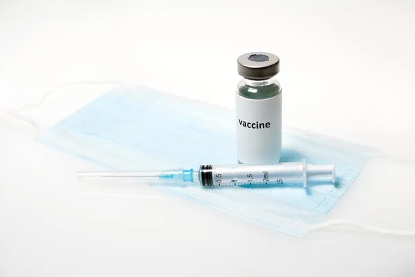 Vaccin capsule met spuit en medische masker. Vaccinatie. Influenza — Stockfoto